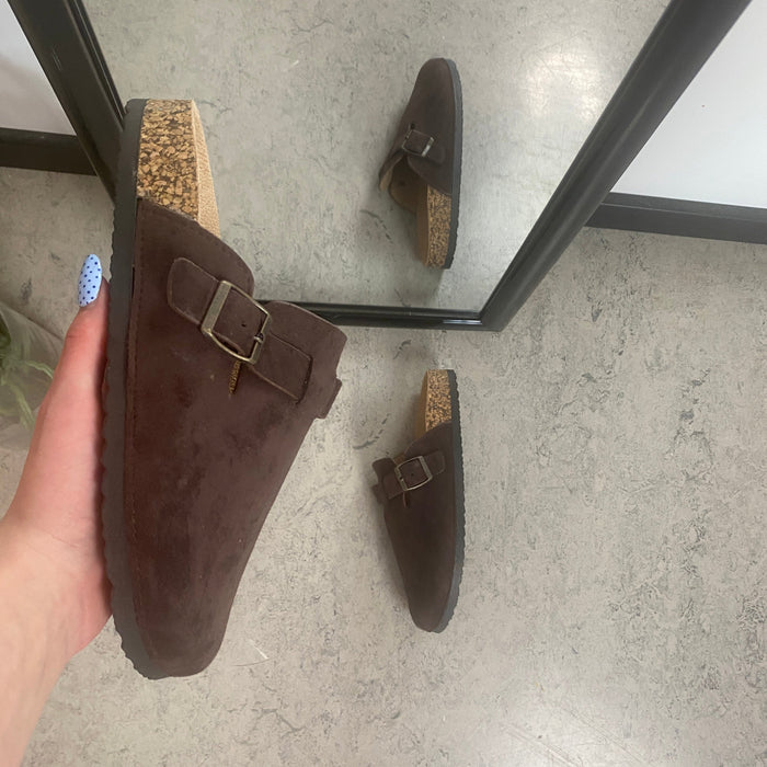 Mörkbrun slip-on sandal i textil med justerbart spänne