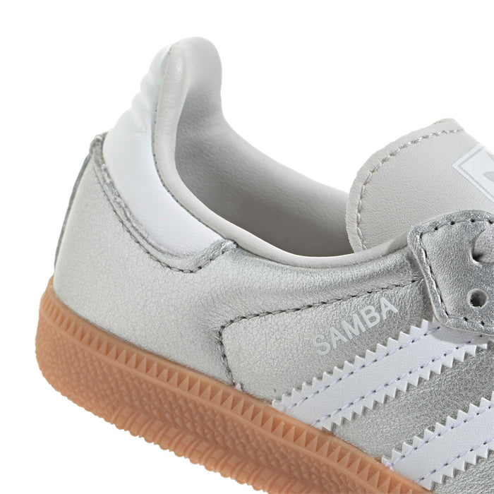 Kids sneaker upper close-up; light silver leather with Samba logo and gum sole