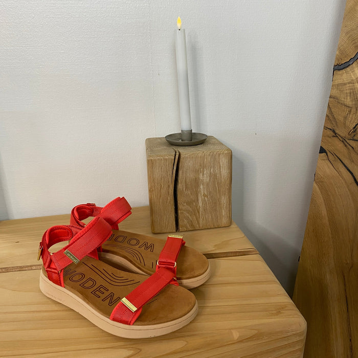 Woden sandal i röd – Lätt komfort med karaktär