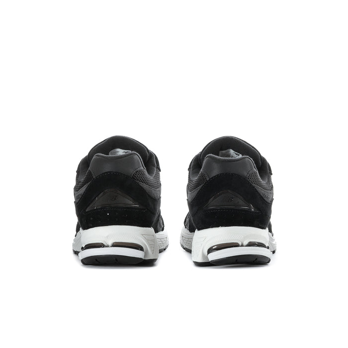 Men's black sneakers with padded heel and collar, white-striped midsole