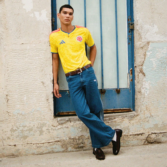 Mens yellow Colombia replica soccer jersey with blue-trim collar and red crest