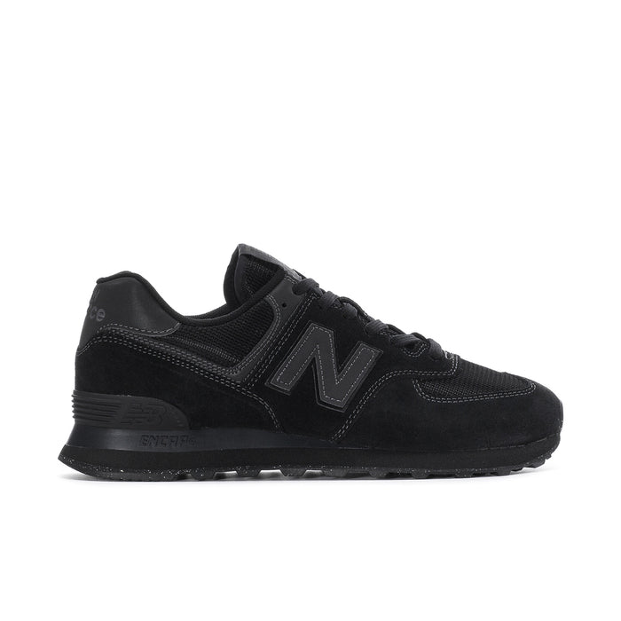 Men's New Balance 574 sneakers in black with N logo, lace-up, cushioned sole.