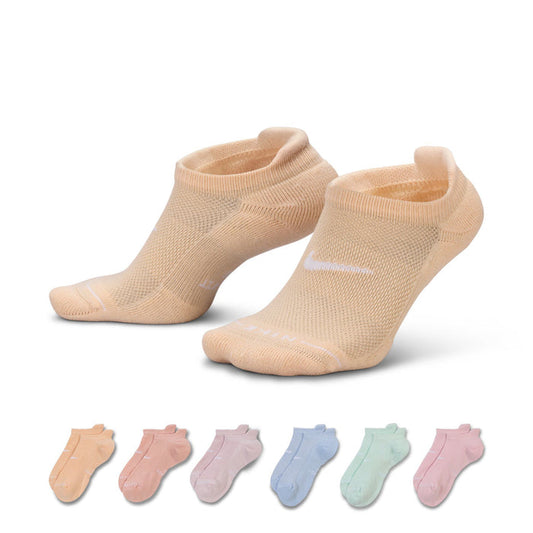 No-show ankle socks, light peach knit with small white swoosh logo