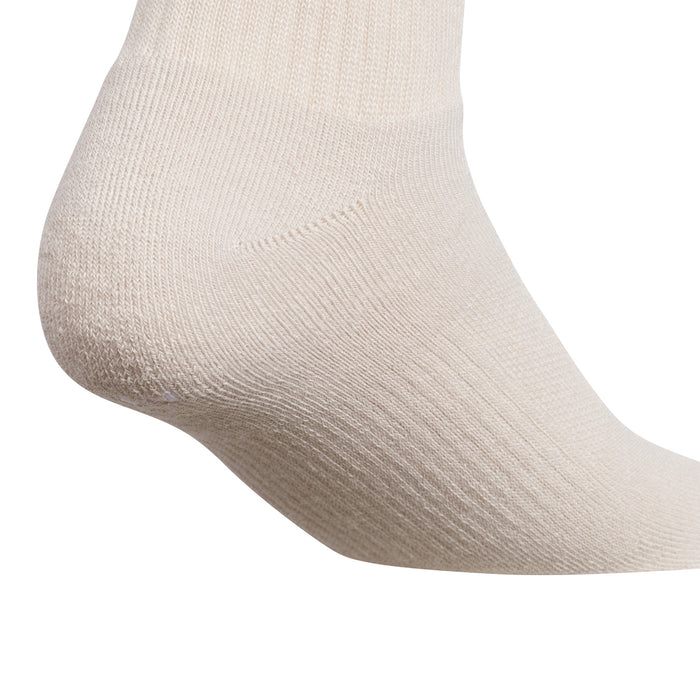 Youth quarter sock in cream-beige knit, close-up of ankle and toe