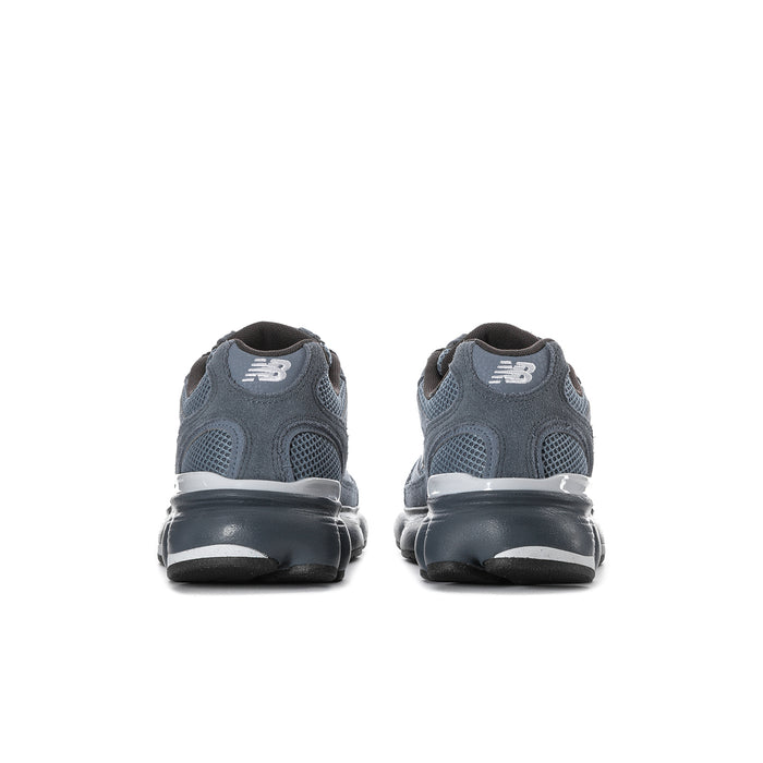 Men's New Balance sneakers with dark blue heel counter and contrast midsole