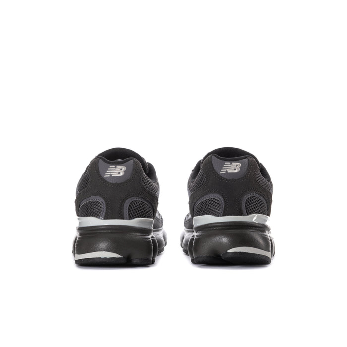 Men's New Balance 603 sneakers heel view, black with rear logo and cushioned collar