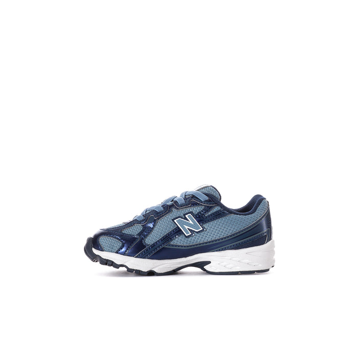 Toddler left sneaker side view, shadow blue and navy with N logo