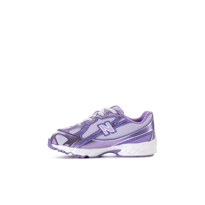Toddler New Balance sneakers in lilac and violet with side N logo and white laces