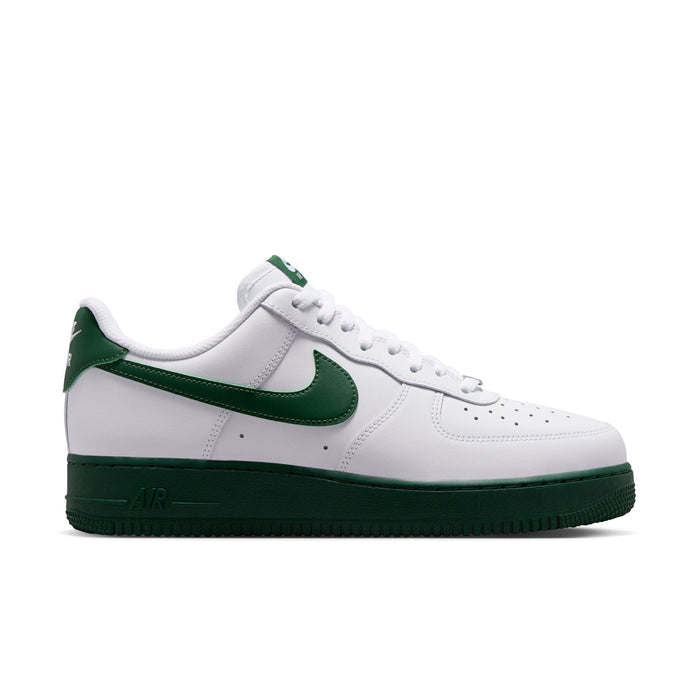 Men's white low-top sneakers with green Nike swoosh and laces, Air branding.