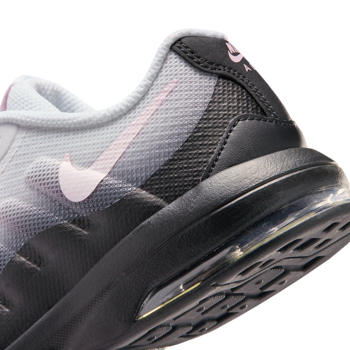 Kids sneaker side close-up, black overlays and air-cushion sole with pink logo