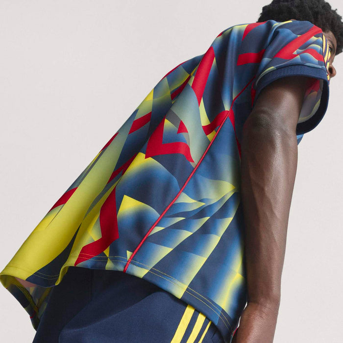 Men's multicolor jersey with short sleeves and yellow collar, side profile view