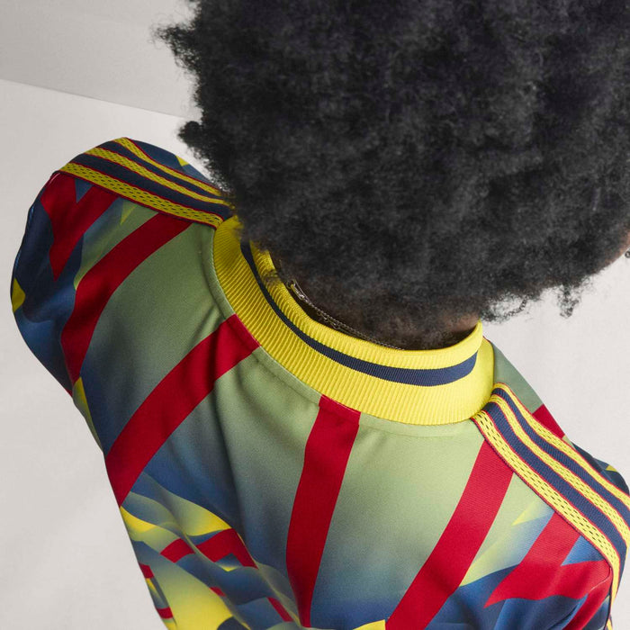 Men's multicolor jersey neckline with yellow collar and blue-red patterned stripes