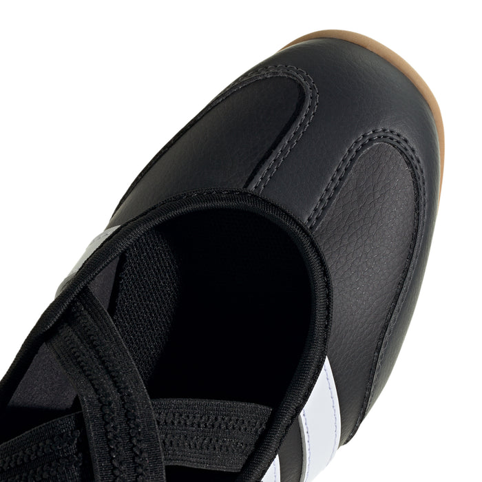 Youth Mary Jane upper close-up, black leather-look with elastic strap opening