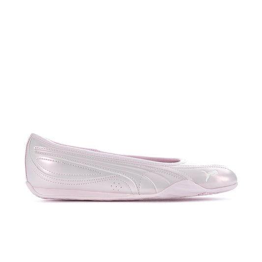 Women's ballet flats in powder pink leather with perforated toe and logo detail.