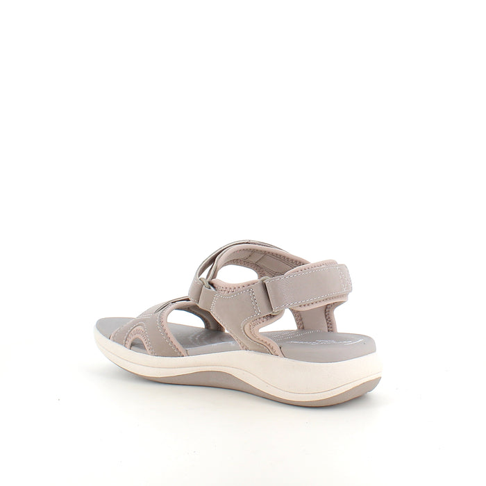 Clarks Cloudsteppers sandal i grå – stödjande komfort för vardagen