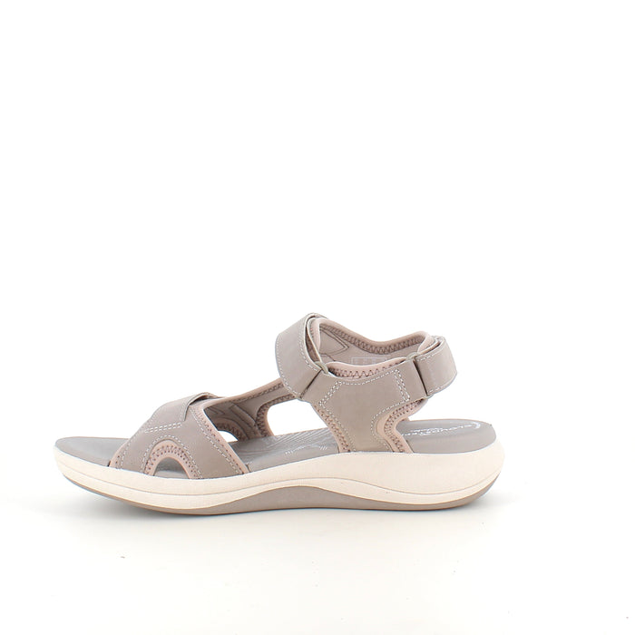 Clarks Cloudsteppers sandal i grå – stödjande komfort för vardagen