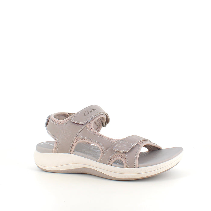 Clarks Cloudsteppers sandal i grå – stödjande komfort för vardagen