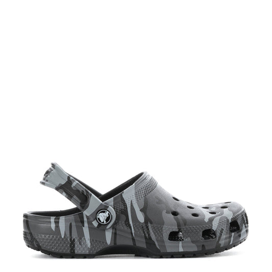 Kids camouflage clogs in slate gray with side logo and ventilation holes