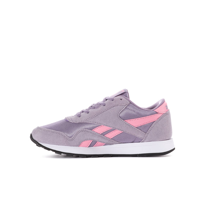 Youth lilac low-top sneaker front quarter, pink diagonal stripes and laces