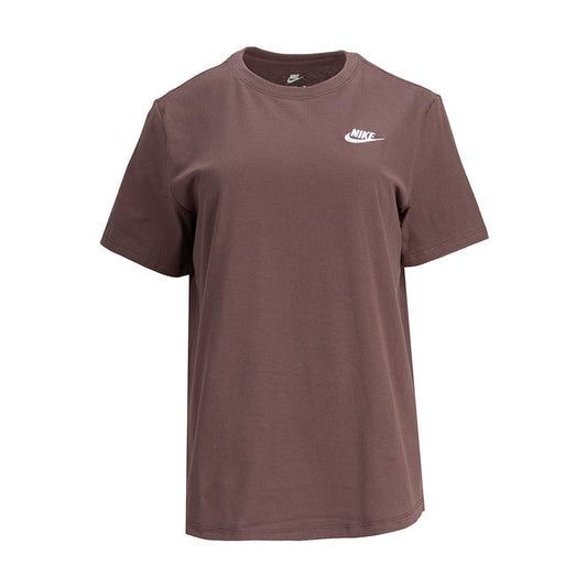 Women’s club tee in dark mauve with short sleeves and Nike logo on the chest.