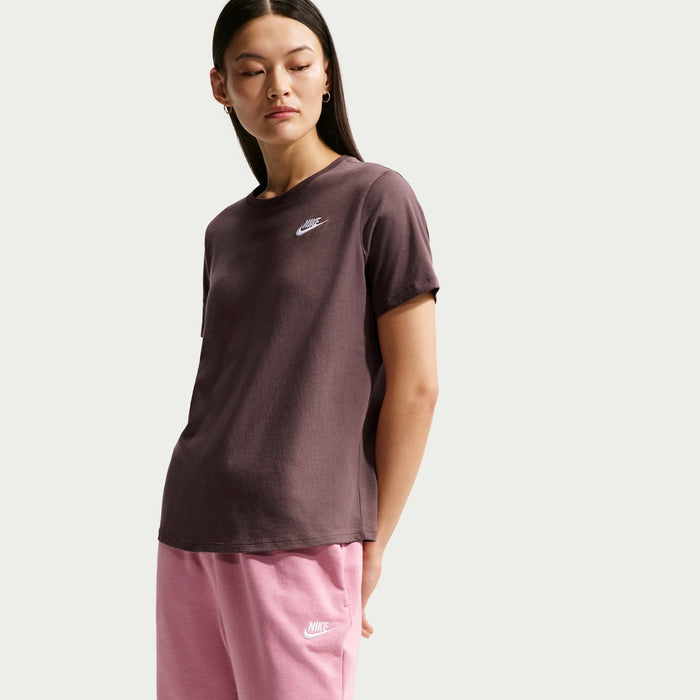 Short-sleeve club tee in dark mauve with Nike logo at the upper chest.