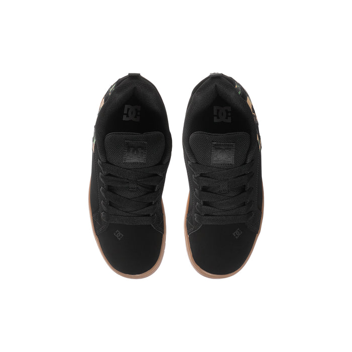 Youth black skate shoes, camo heel panels and textured tread sole