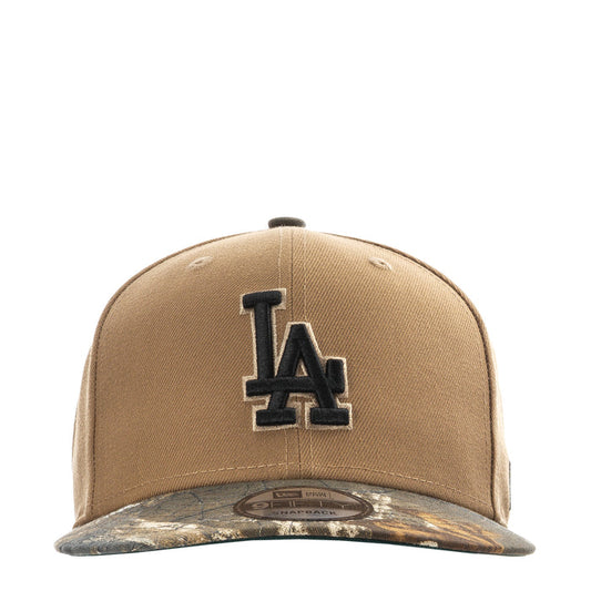Desert tan baseball cap with LA logo and camo-pattern brim