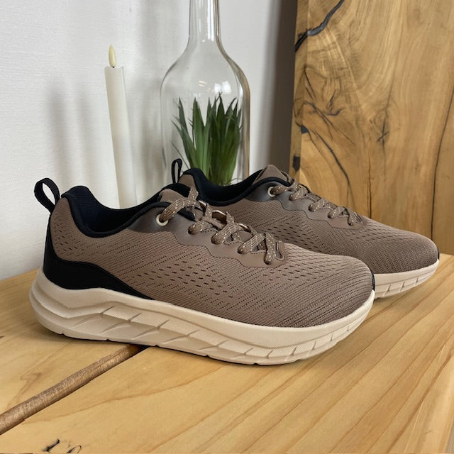 Extra bred sneaker med stötdämpning och ventilerande ovandel i taupe