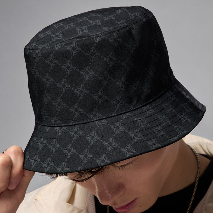 Black bucket hat with dark grey patterned side and curved brim
