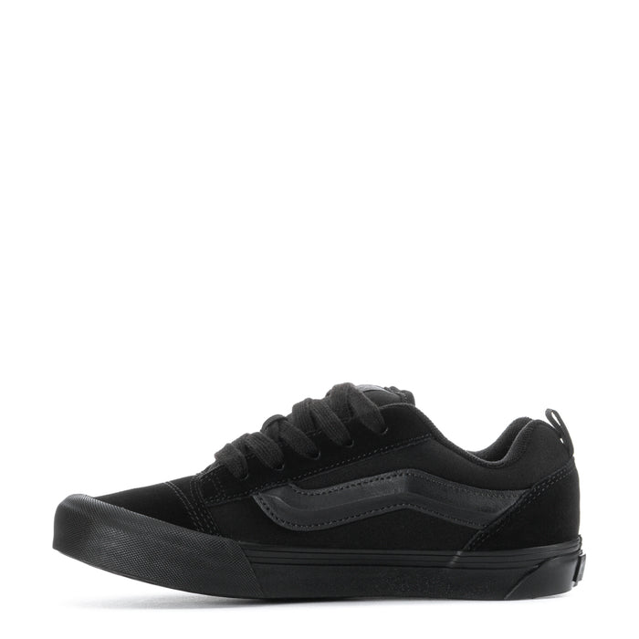 Youth low-top sneakers in black with lace-up vamp and side panel stitching