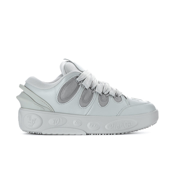Light grey men’s skate sneakers with lace-up front and padded collar