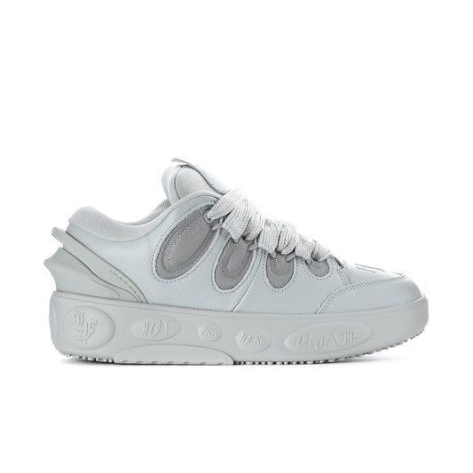 Light grey men’s skate sneakers with lace-up front and padded collar