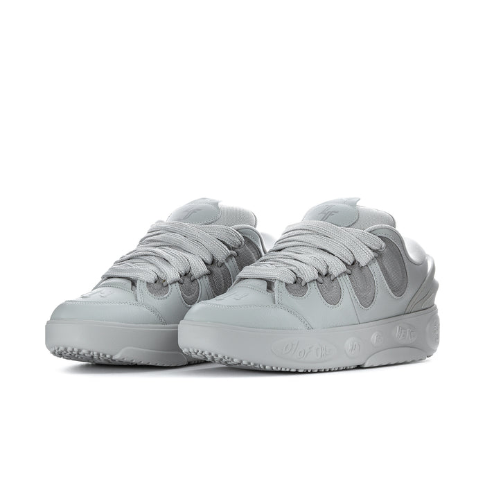 Light grey men’s skate sneakers, side view pair with lace-up design