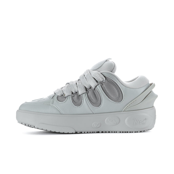 Light grey men’s skate sneakers, front 3/4 view with strap overlays