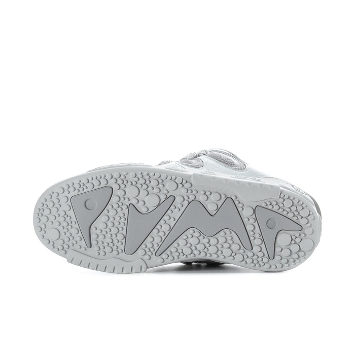 Light grey men’s skate sneakers, outsole view with grippy tread pattern