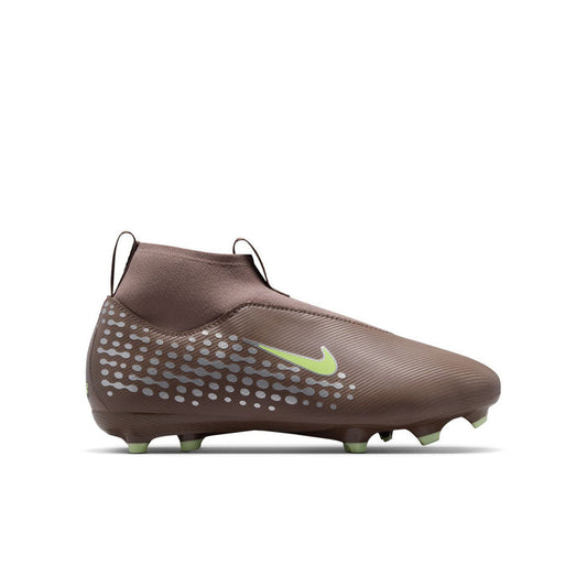 Youth plum soccer cleat with green Nike swoosh, dotted upper pattern, FG studs