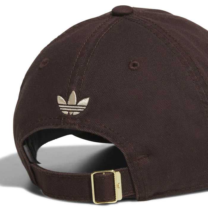 Brown cap with trefoil embroidery and adjustable strap with gold buckle