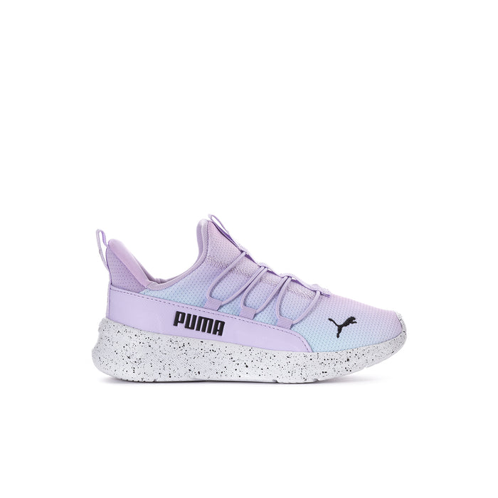 Kids wide sneakers in light purple with PUMA side logo, lace-up and speckled white midsole