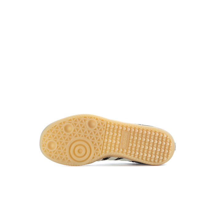 Kids Samba OG sneakers outsole with textured gum pattern and circular traction detail