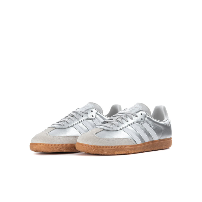 Youth Samba OG sneakers, front side view in metallic silver with gum outsole