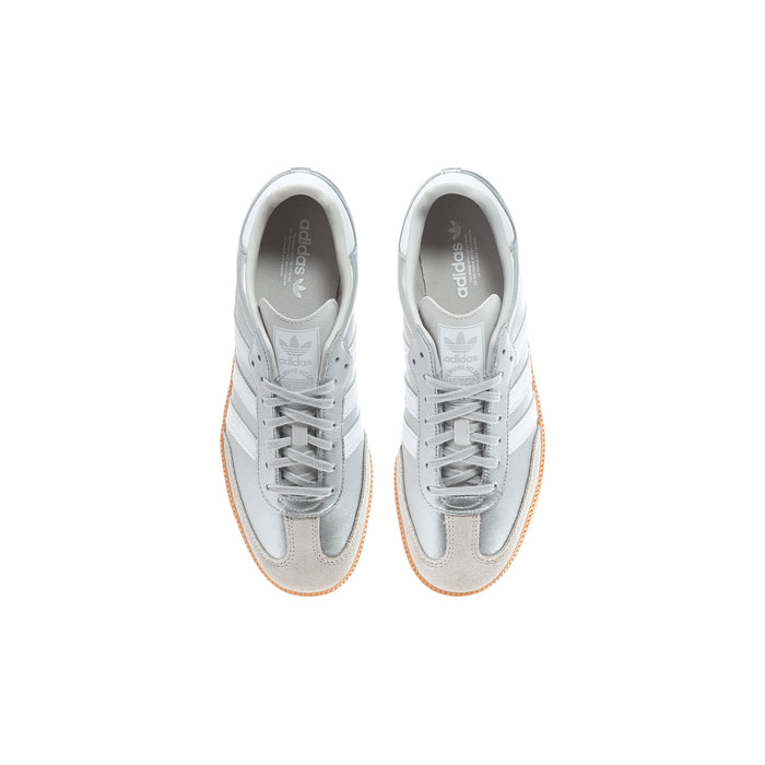 Youth Samba OG sneakers, pair view with lace-up uppers and gum rubber sole