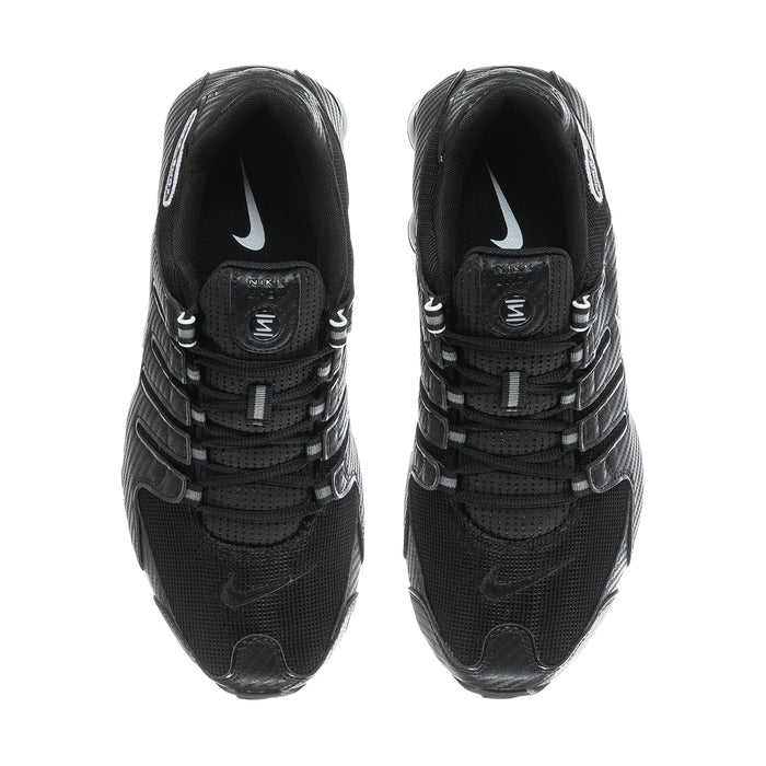 Men's black Nike sneakers, lace-up straps with swoosh on tongue and sides