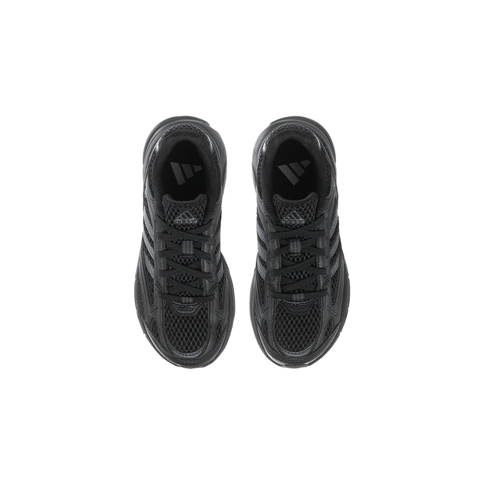 Kids black sneakers front view, padded collar and lace-up closure