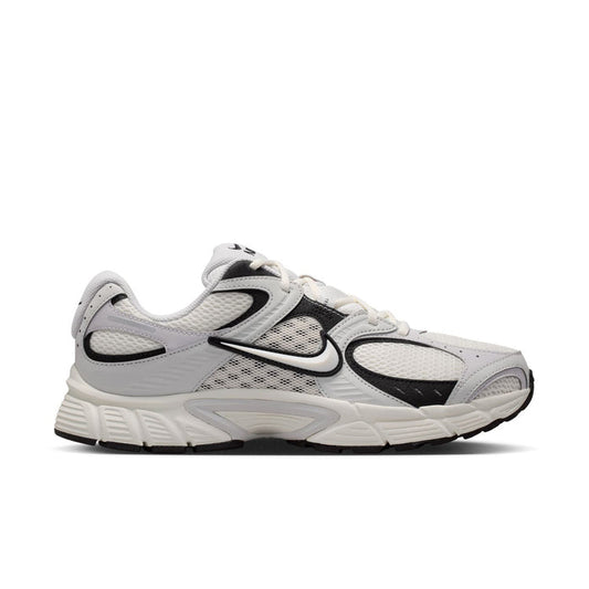 Men's lace-up running shoes in light gray with black overlays and white sole