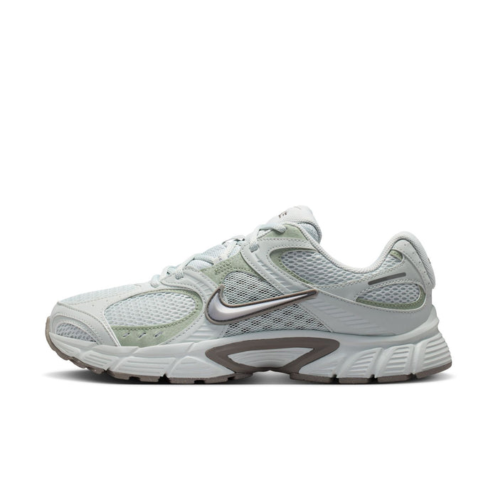 Men's running shoes, light silver/metallic, side profile with swoosh and dark logo patch