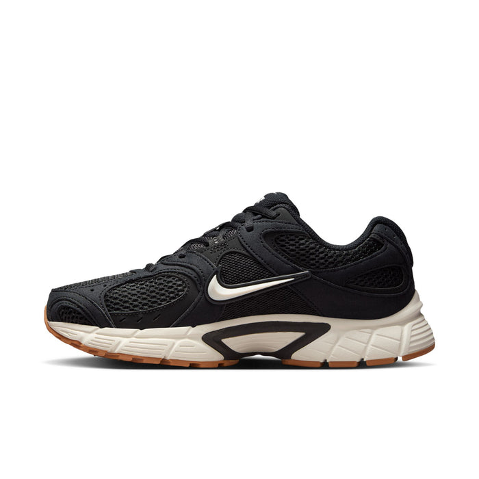 Black womens running sneakers with white midsole, Nike swoosh, mesh upper