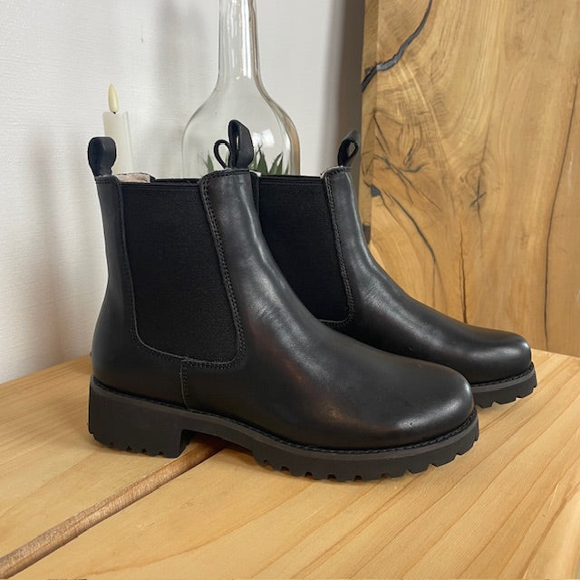 Varm vinterstövel i svart läder med bred passform och fotvalvsstöd från Green Comfort