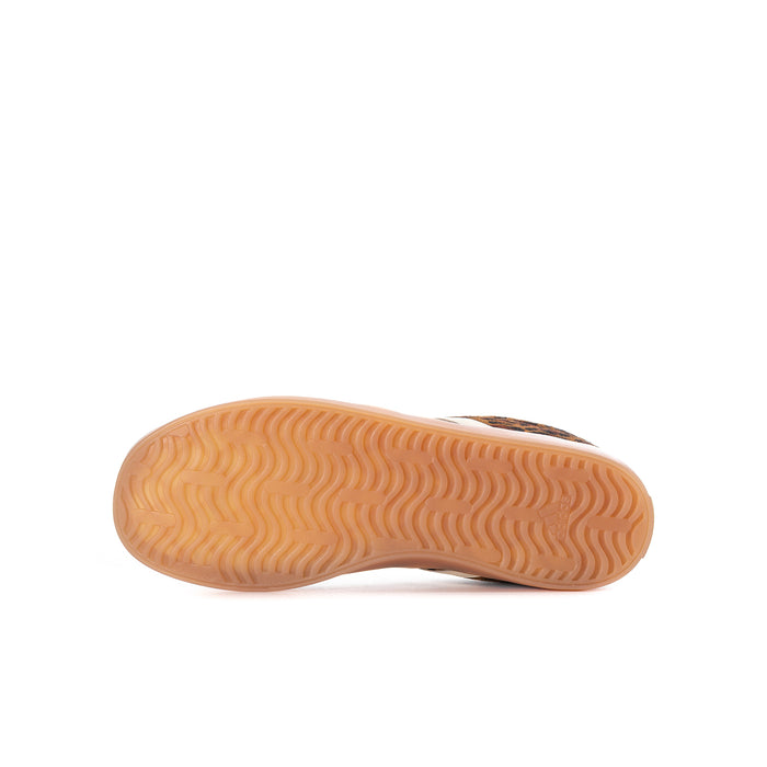 Youth gum rubber outsole with wavy tread pattern