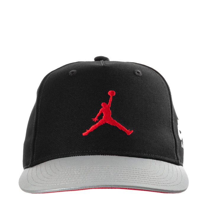Youth snapback cap, black crown with red Jumpman logo and gray brim